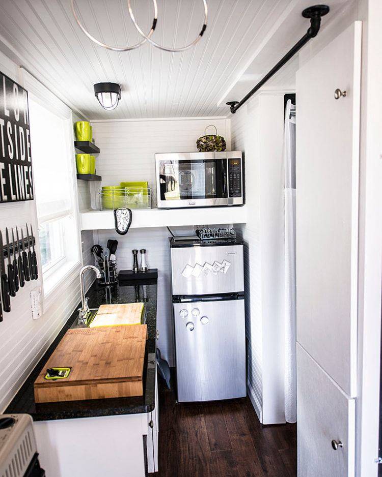 Куда поставить холодильник в маленькой кухне (+42 фото-ответов)