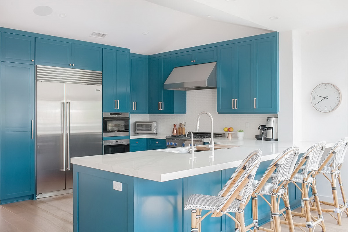 Синяя кухня в интерьере, сочетание цветов: белый, серый и пр., фото дизайна