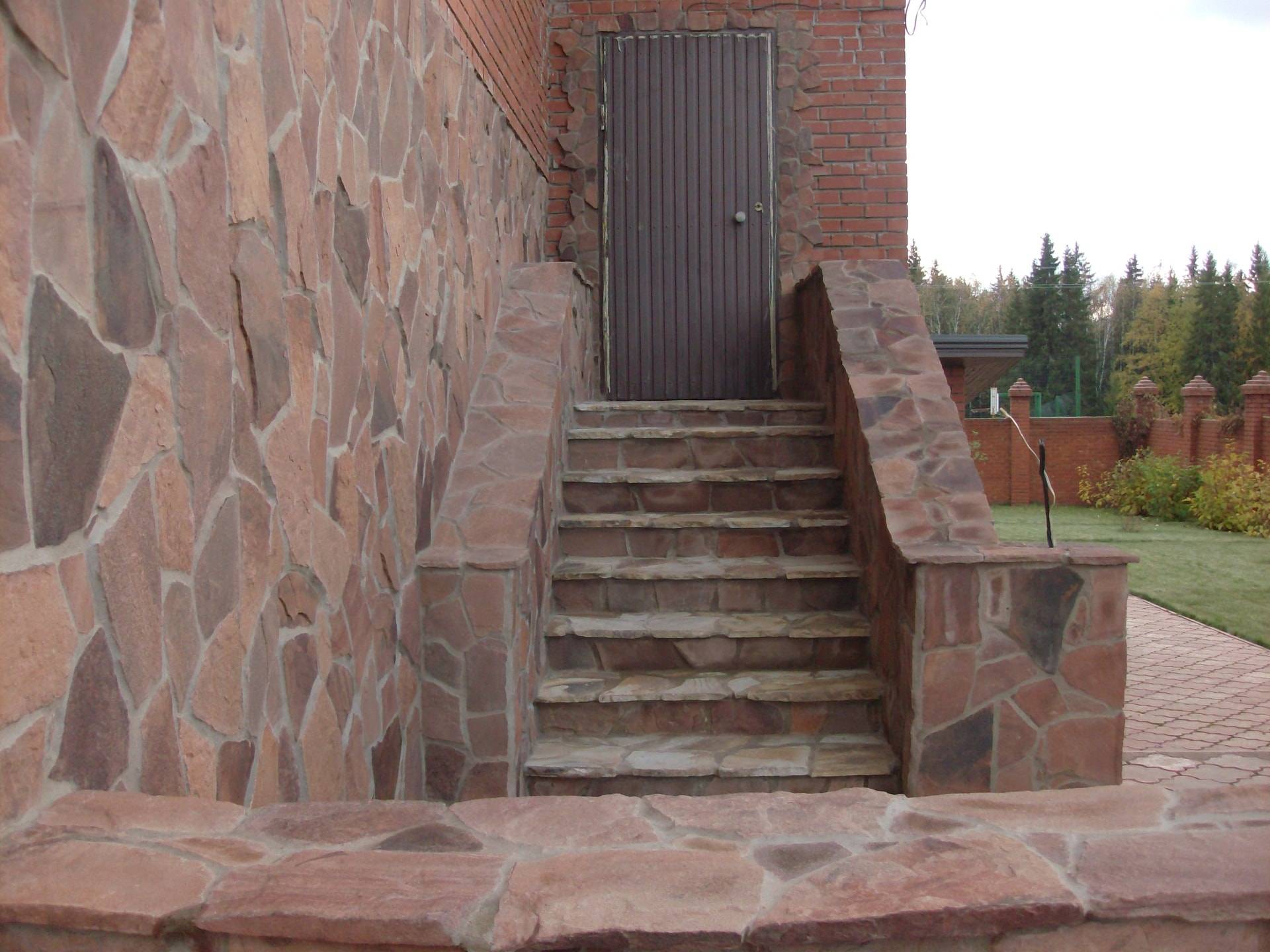 Каменная лестница: преимущества, особенности и выбор материала