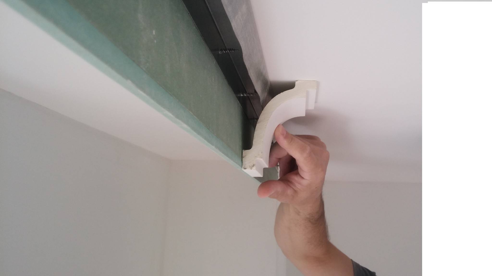 Рекомендации и видео: как приклеить потолочный плинтус к натяжному потолку