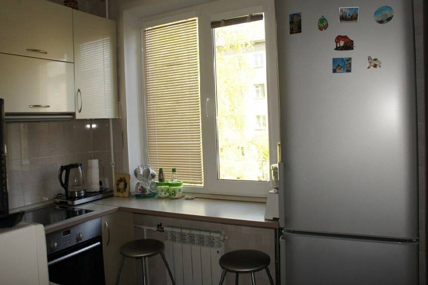 Встроенный холодильник в кухонный гарнитур: 22 фото удачного размещения
