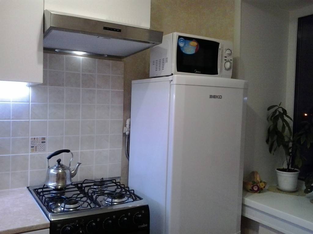 Можно ли ставить холодильник рядом с плитой? все за и против