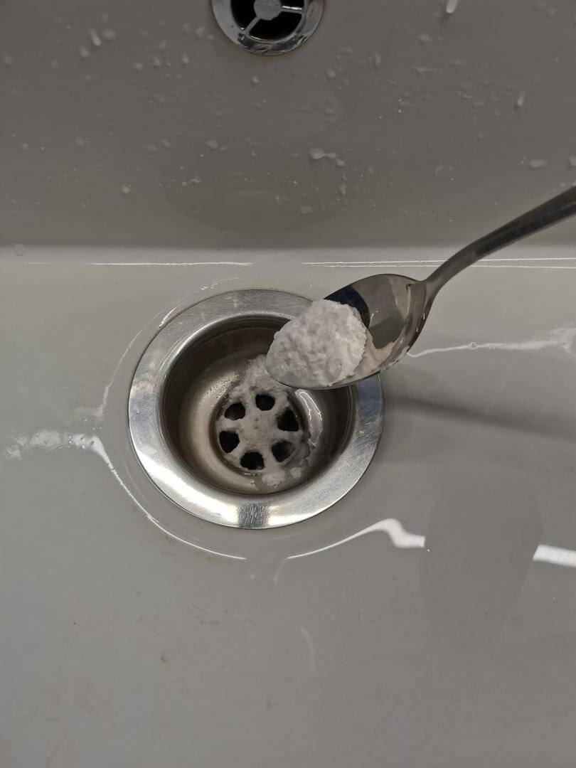 Запах из раковины: как устранить на кухне, почему воняет канализацией