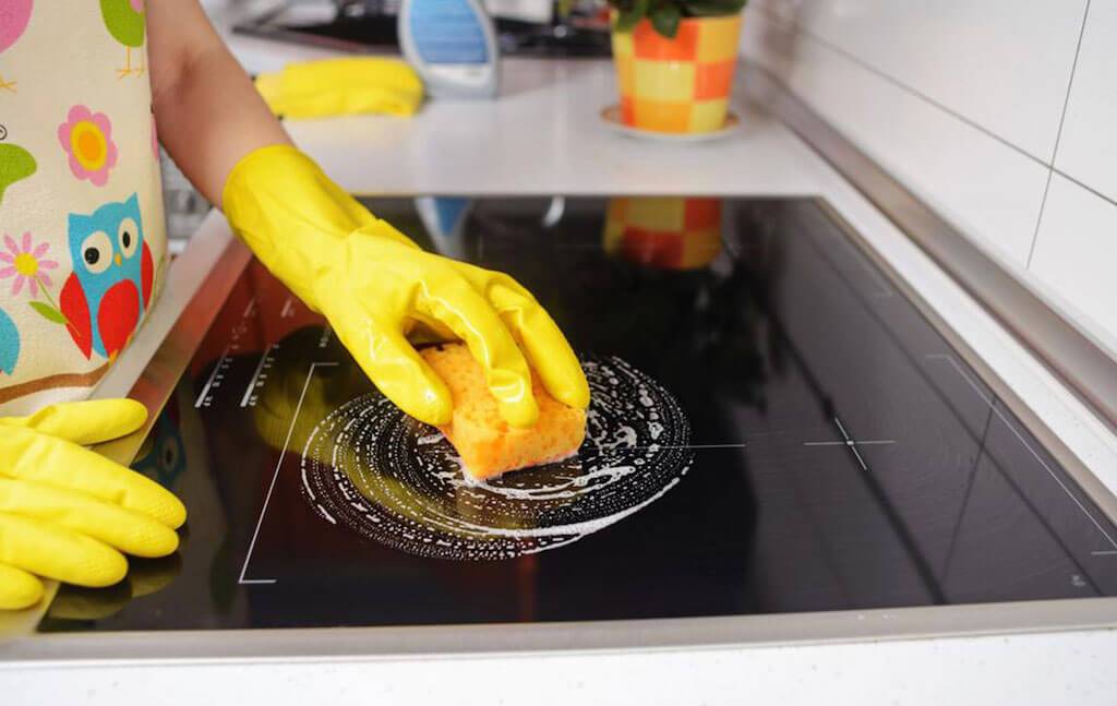 Чем чистить стеклокерамическую поверхность плиты: как отмыть нагар и жирные пятна