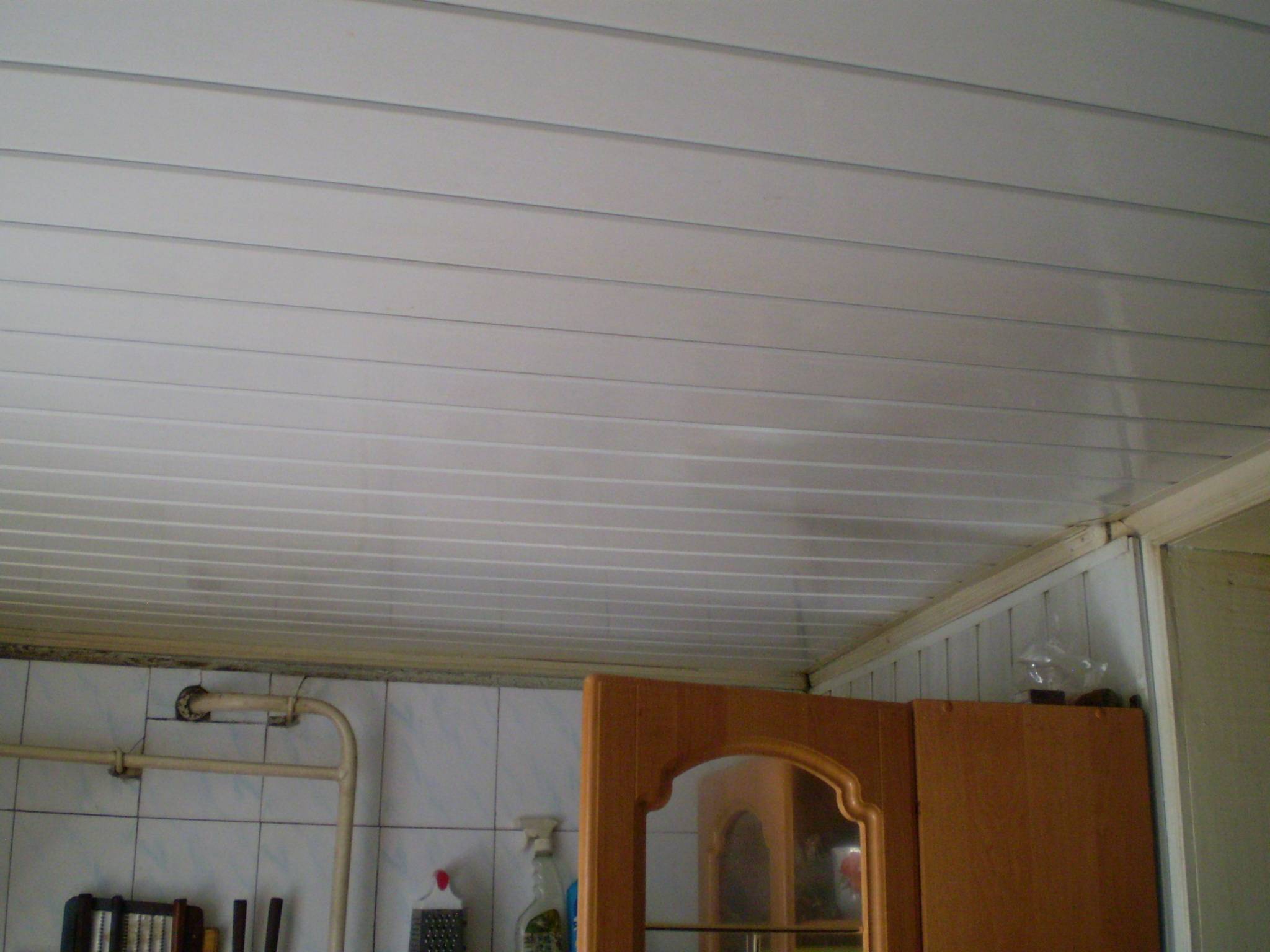 Как на кухне обшить потолок пластиком?
