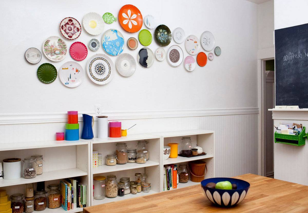 Тарелки на стене в интерьере кухни – мастер-класс и идеи (100 фото)