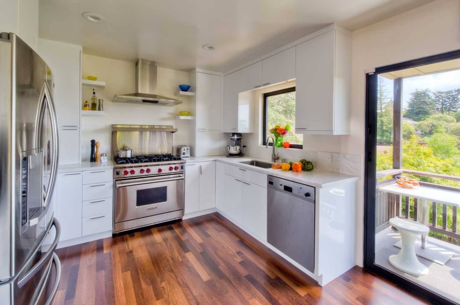 Кухня со встроенным холодильником в черный, белый, красный гарнитур, угловая маленькая кухня
 - 34 фото