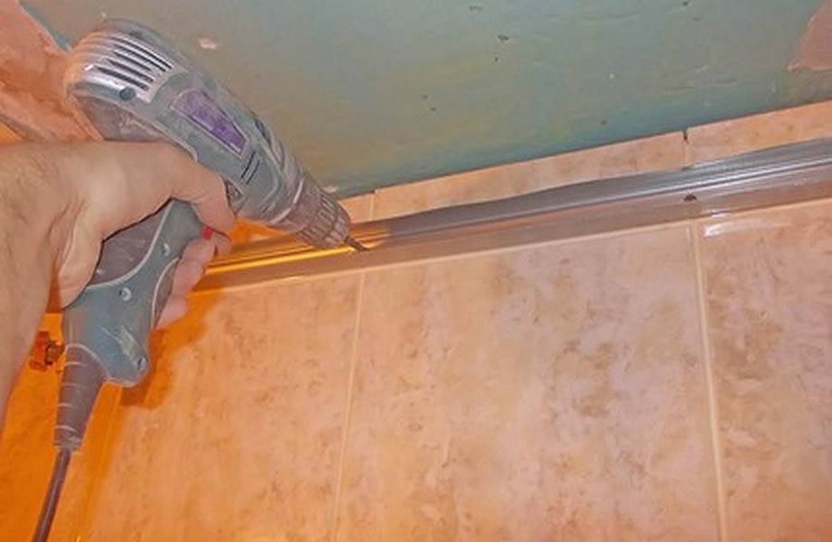 Как сделать потолок в ванной из панелей. Монтаж пластиковых панелей на потолок. Монтаж пластикового потолка. Монтаж пластиковых панелей в ванной. Монтаж ПВХ панелей в ванной.