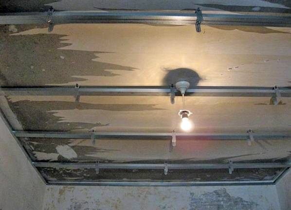 Как монтировать реечный металлический потолок – теория и практика