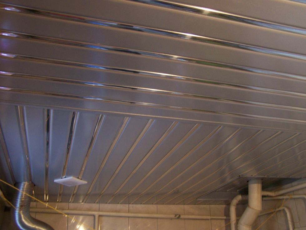Реечный потолок на кухне: плюсы и минусы