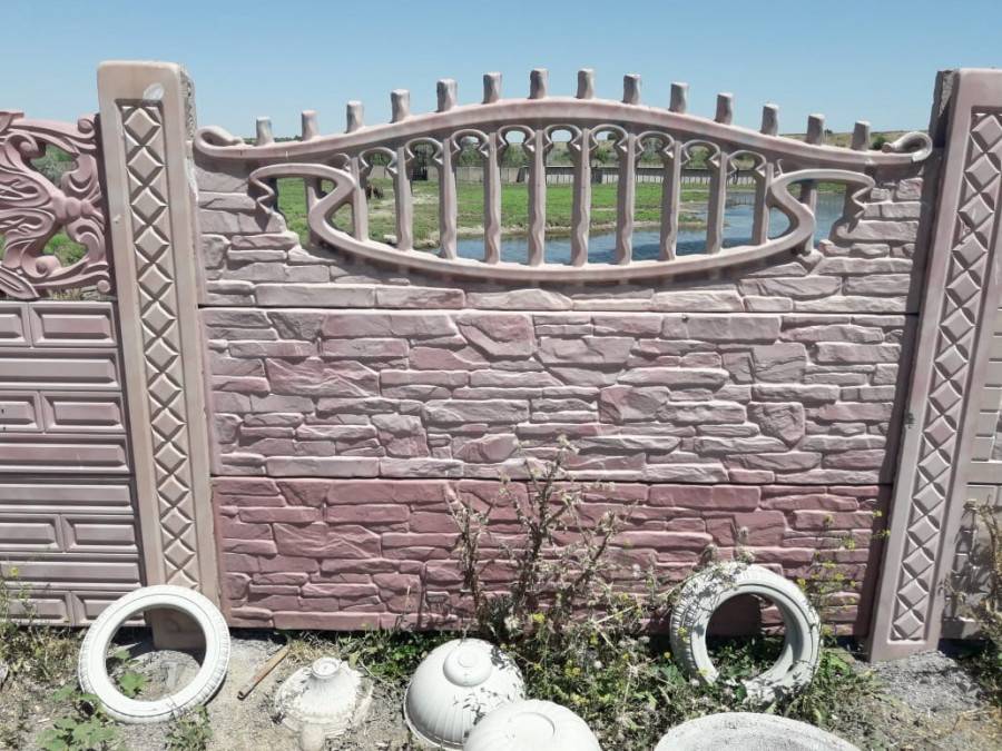 Чем покрасить забор: особенности отделки столбов, конструкций из штакетника, видео-инструкция, фото