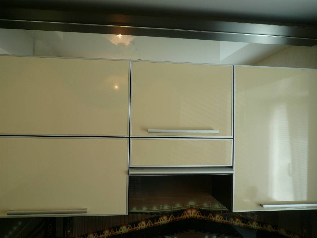 Алюминиевые фасады - алюминиевый профиль для кухонных фасадов, кухни: стекло, пластик в алюминиевой рамке (фото)