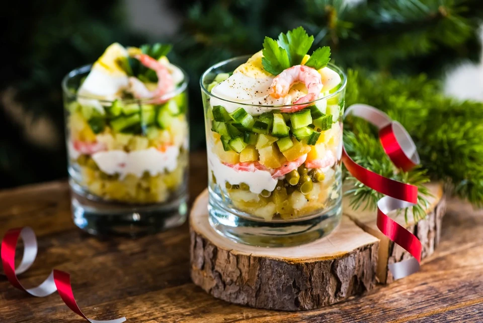 Салат оливье. классические рецепты с вареными колбасными изделиями и солеными огурцами. как украсить салат оливье к новому 2020 году желтой собаки
