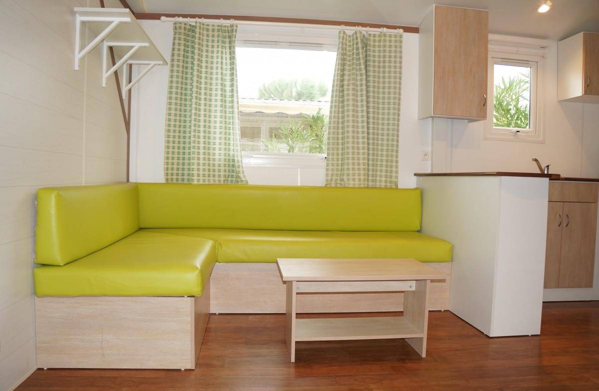 Маленький диван на кухню - фото интерьера с небольшими диванами для маленкой кухни со спальным местом.