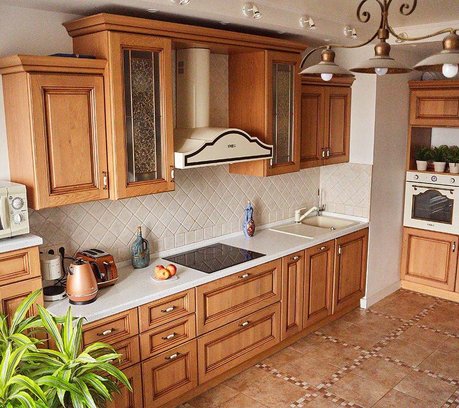 Белая кухня с деревянной столешницей: 114 фото и советы по оформлению интерьера