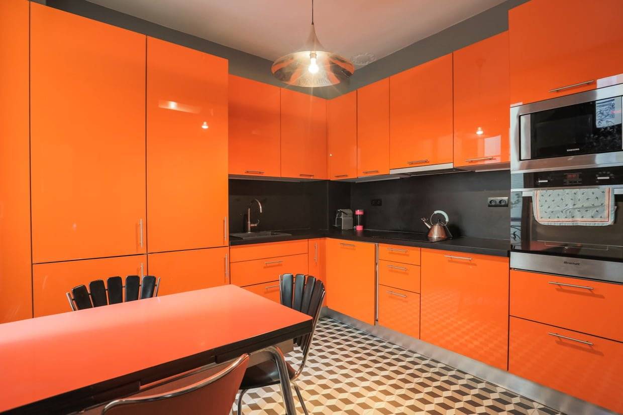Оранжевая кухня: дизайн кухонного гарнитура и сочетание с интерьером