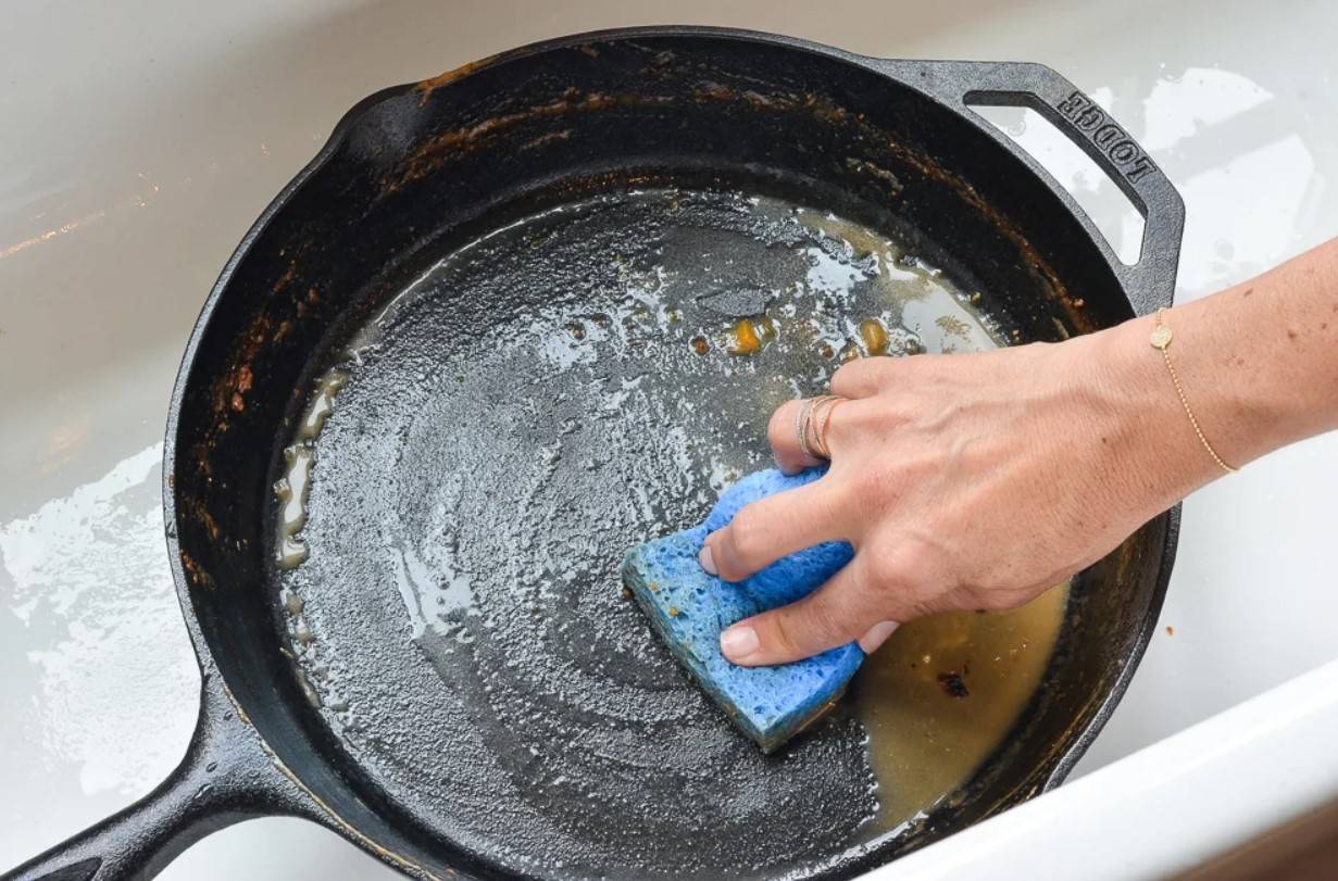 Как почистить сковороду от нагара в домашних условиях снаружи и внутри чугунную