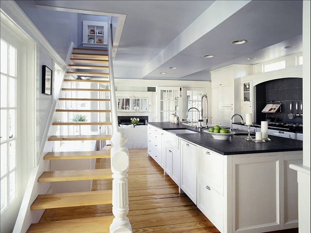 Кухня на первом этаже. Кухня под лестницей. Кухни в доме с лестницей. Лестница на кухне. Кухня гостиная с лестницей.