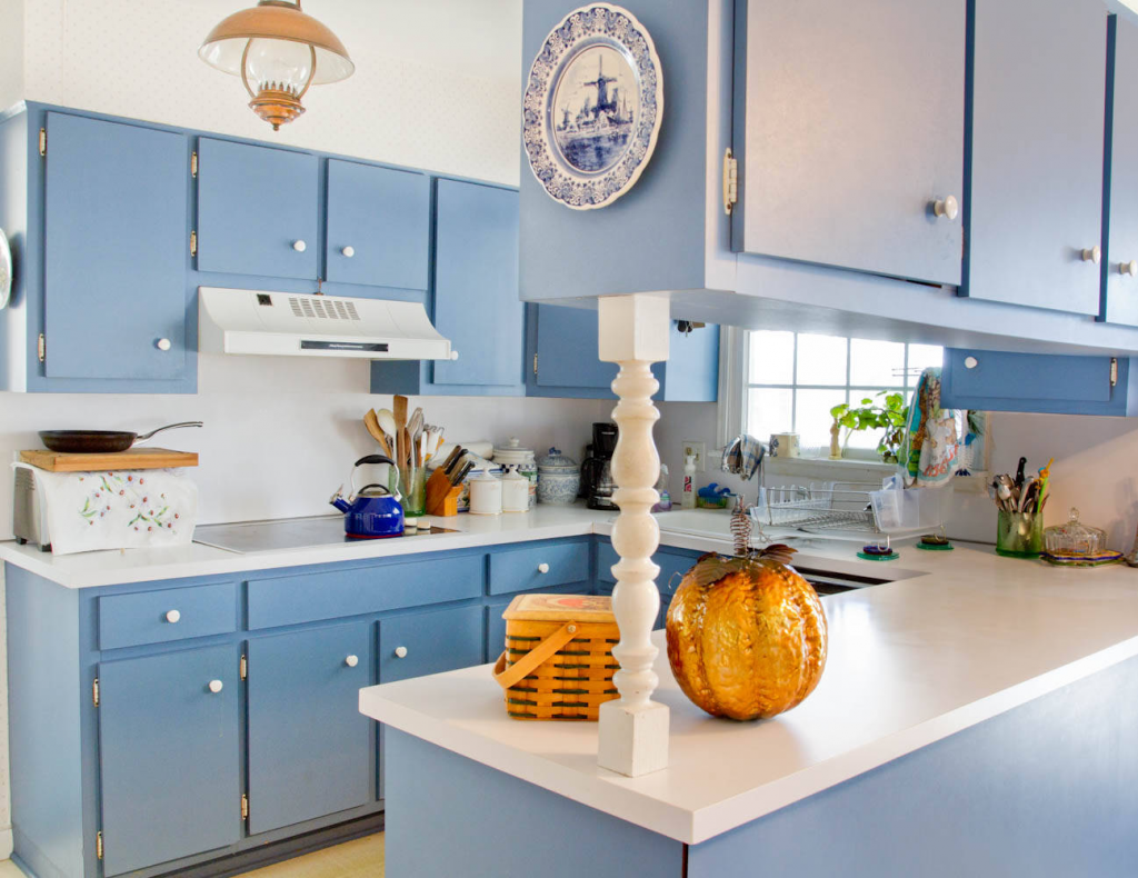 Голубая кухня: молочно-голубой цвет и тон с бежевыми стенами в дизайне интерьера - фартук, пол для маленькой