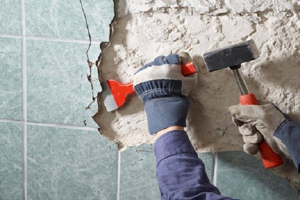 Как снять плитку со стены: способы аккуратного удаления кафеля | ремонт и дизайн ванной комнаты
