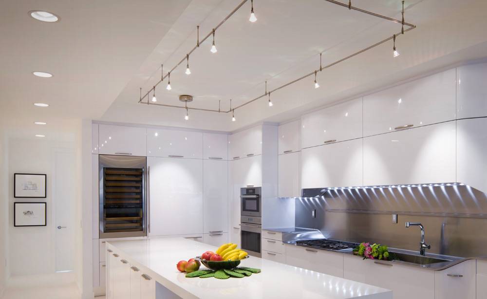 Натяжные потолки на кухне - варианты дизайна с примерами из современных интерьеров