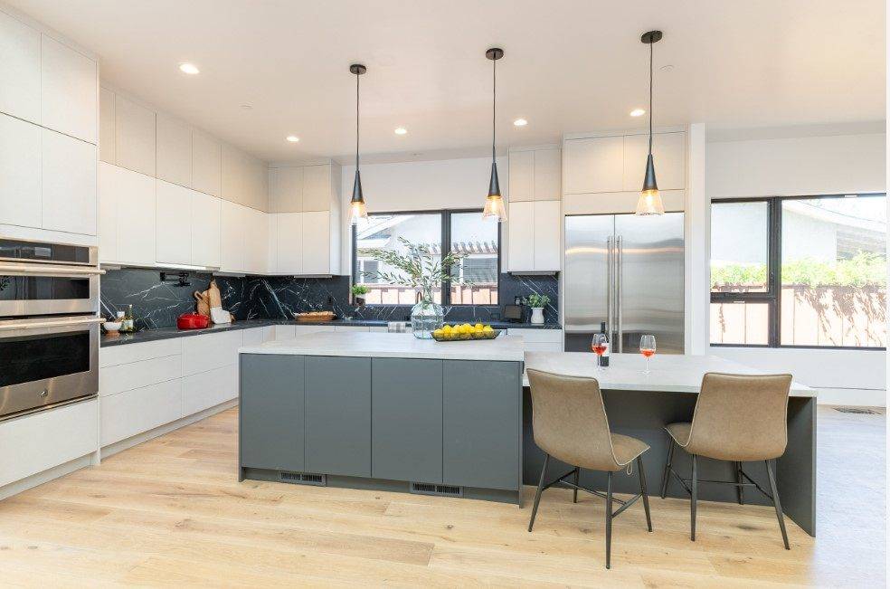 Новинки дизайна кухни 2023 года - новые интерьерные стили для дизайна кухни. расположение рабочей зоны. новинки материалов и цветов столешниц (фото + видео)
