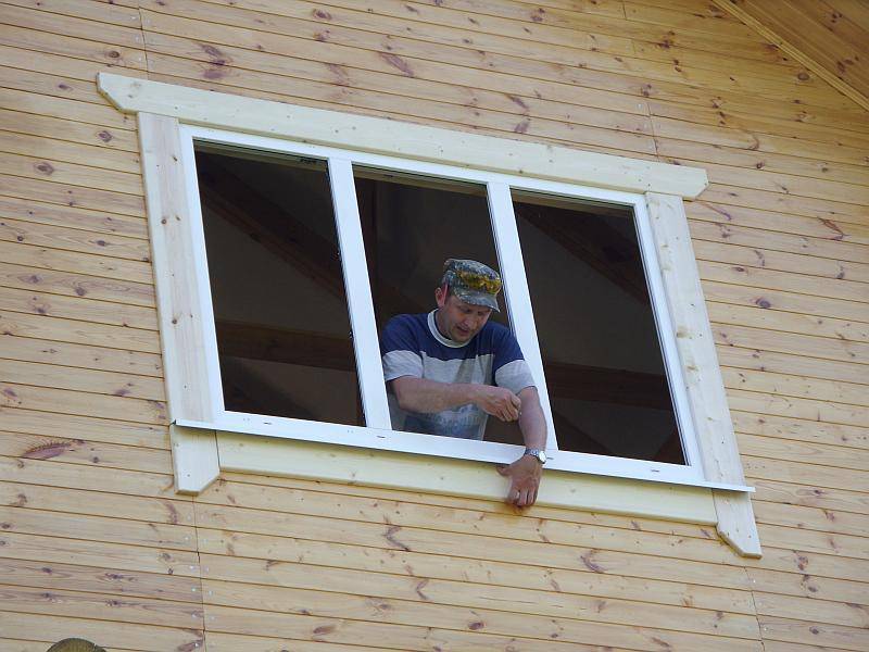 Простая установка металлопластикового окна в деревянном доме