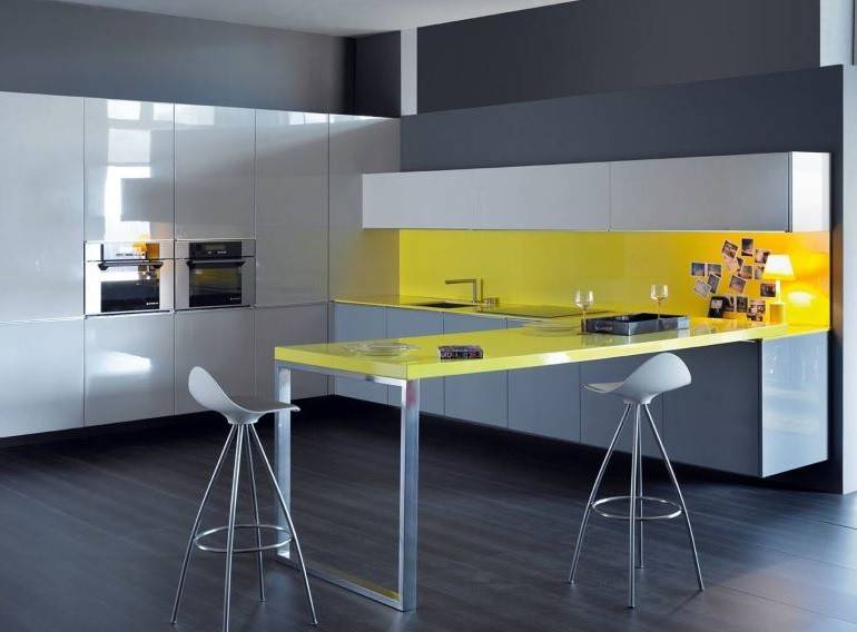 Кухня в стиле хай-тек 2021 в малогабаритной квартире: особенности оформления, современные идеи дизайна интерьера, реальные фото