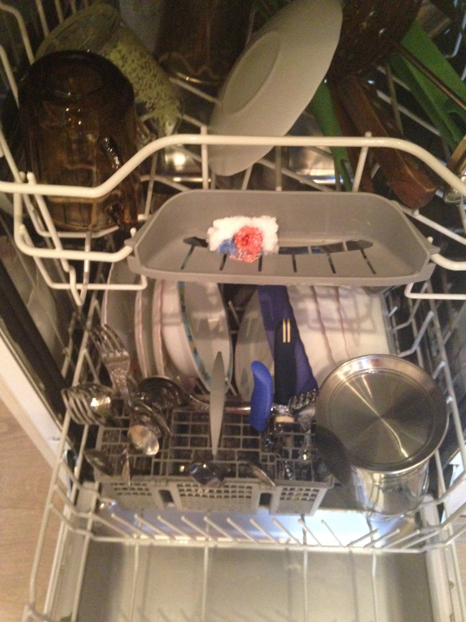 Почему посудомоечная машина бош. Посудомоечная машина бош вид снизу. Отсеки бака посудомоечной машины бош.