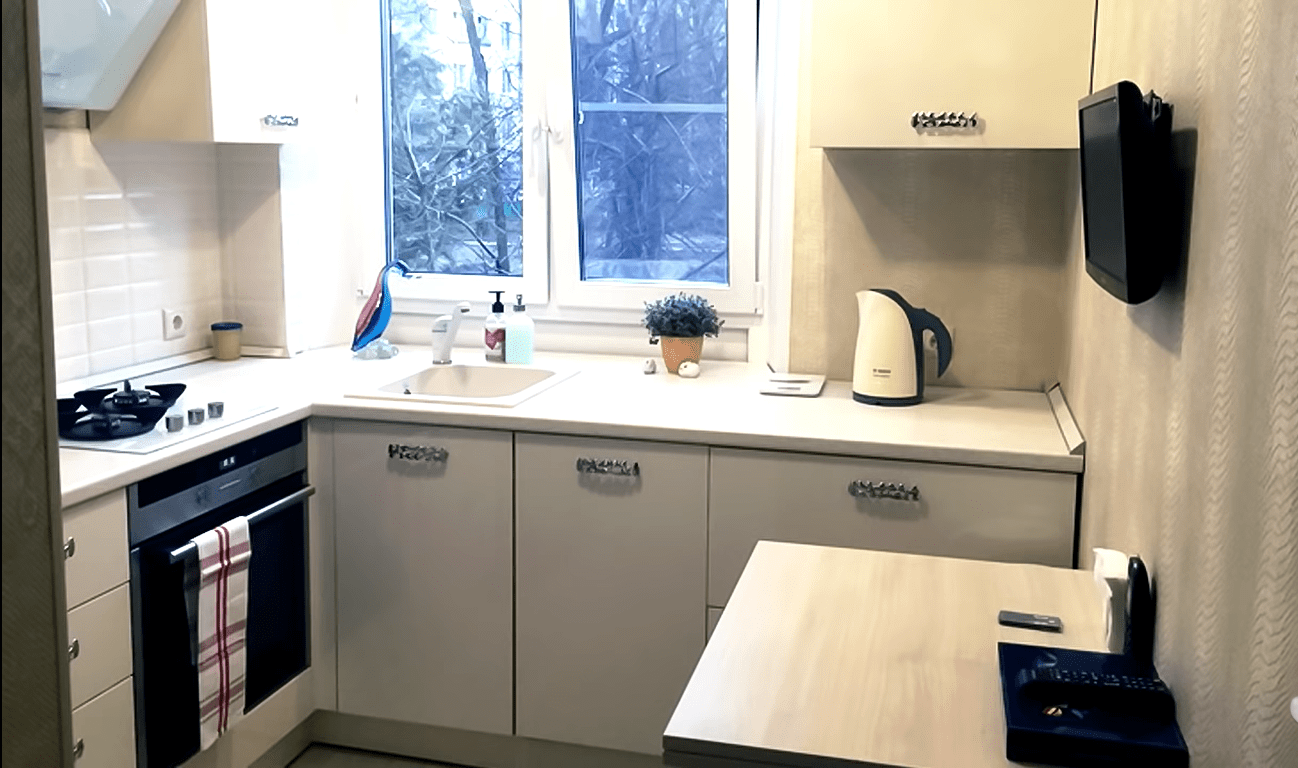 фото маленьких кухонь в квартирах с холодильником