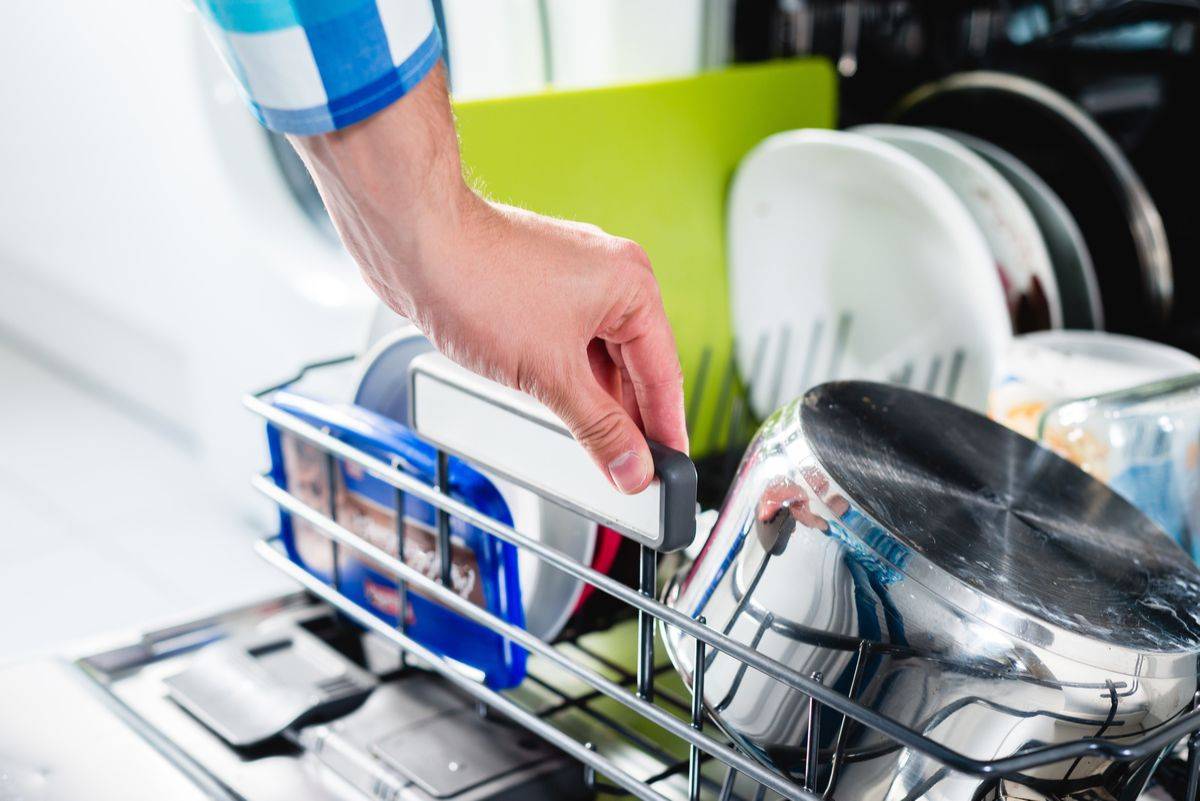 Как запустить посудомоечную машину в первый раз?