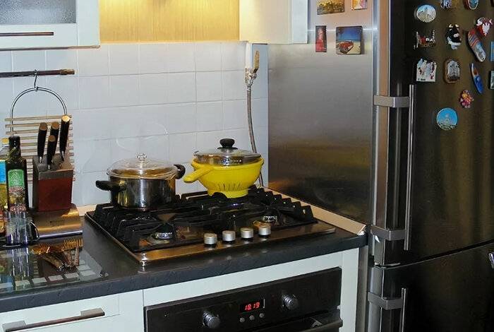 Можно ли ставить газовую плиту рядом с холодильником на кухне: нормативные требования и 6 способов решения