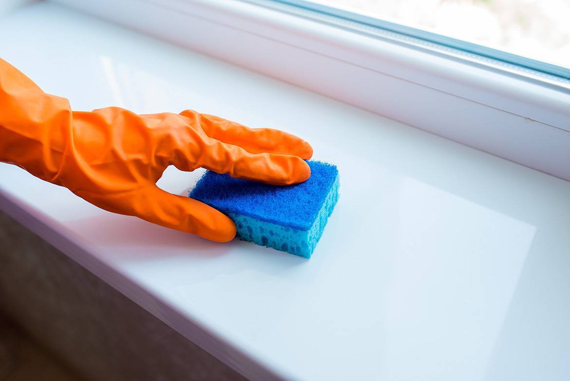 Чем отмыть пластиковые окна в домашних условиях. Отмываем пластиковый подоконник. Мытье пластиковых подоконников. Подоконник пластиковый. Протирает подоконник.