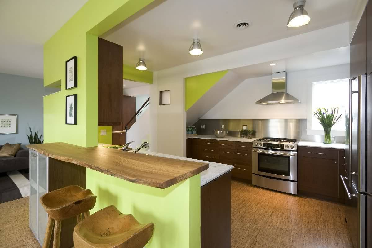 Дизайн кухни с барной стойкой между кухней и гостиной