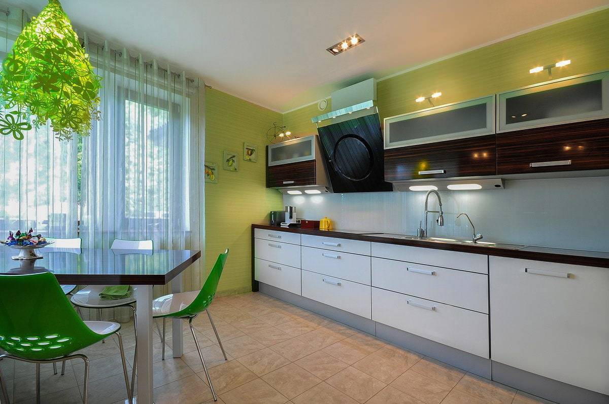 Зеленые обои на кухне. Зеленая кухня. Кухня с зелеными стенами. Кухни салатовые. Кухня зеленого цвета.