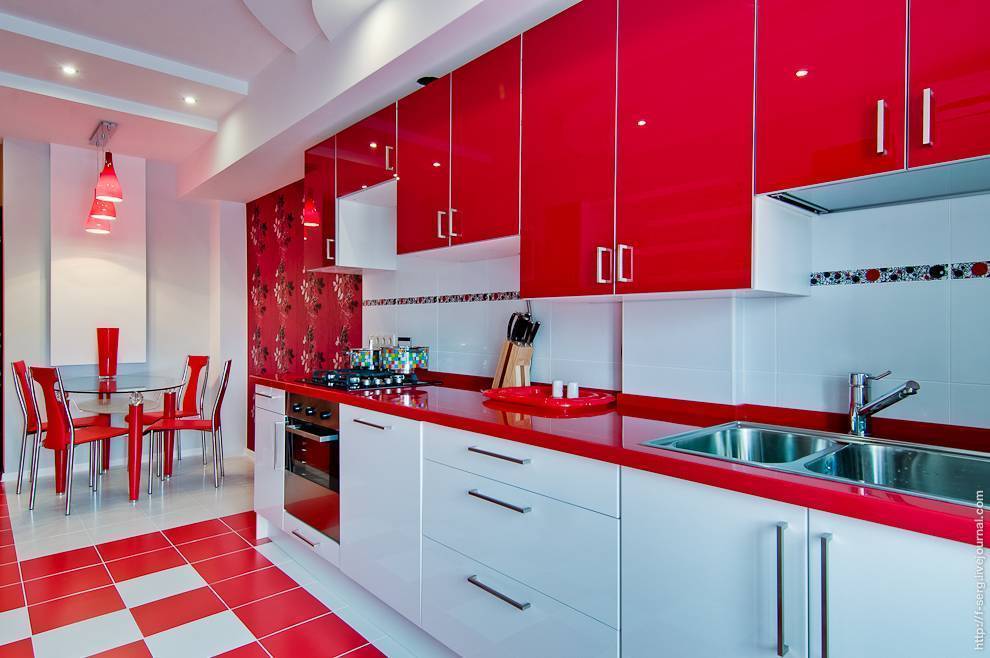 Красно-белая и красно-черная кухня в интерьере: гарнитур с серым, черная столешница
 - 34 фото