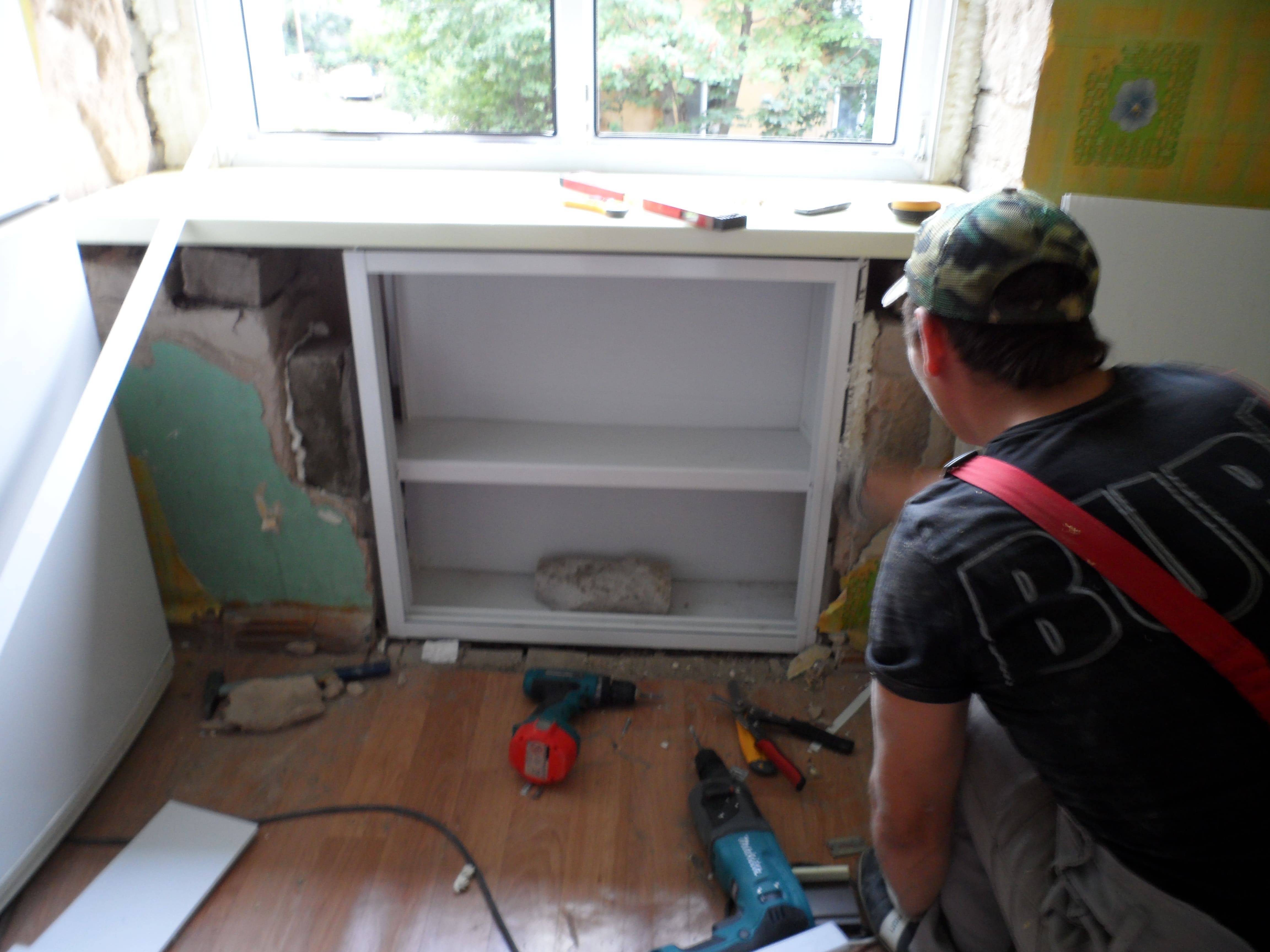 Холодильник под окном в хрущевке: как отедлать и утеплить