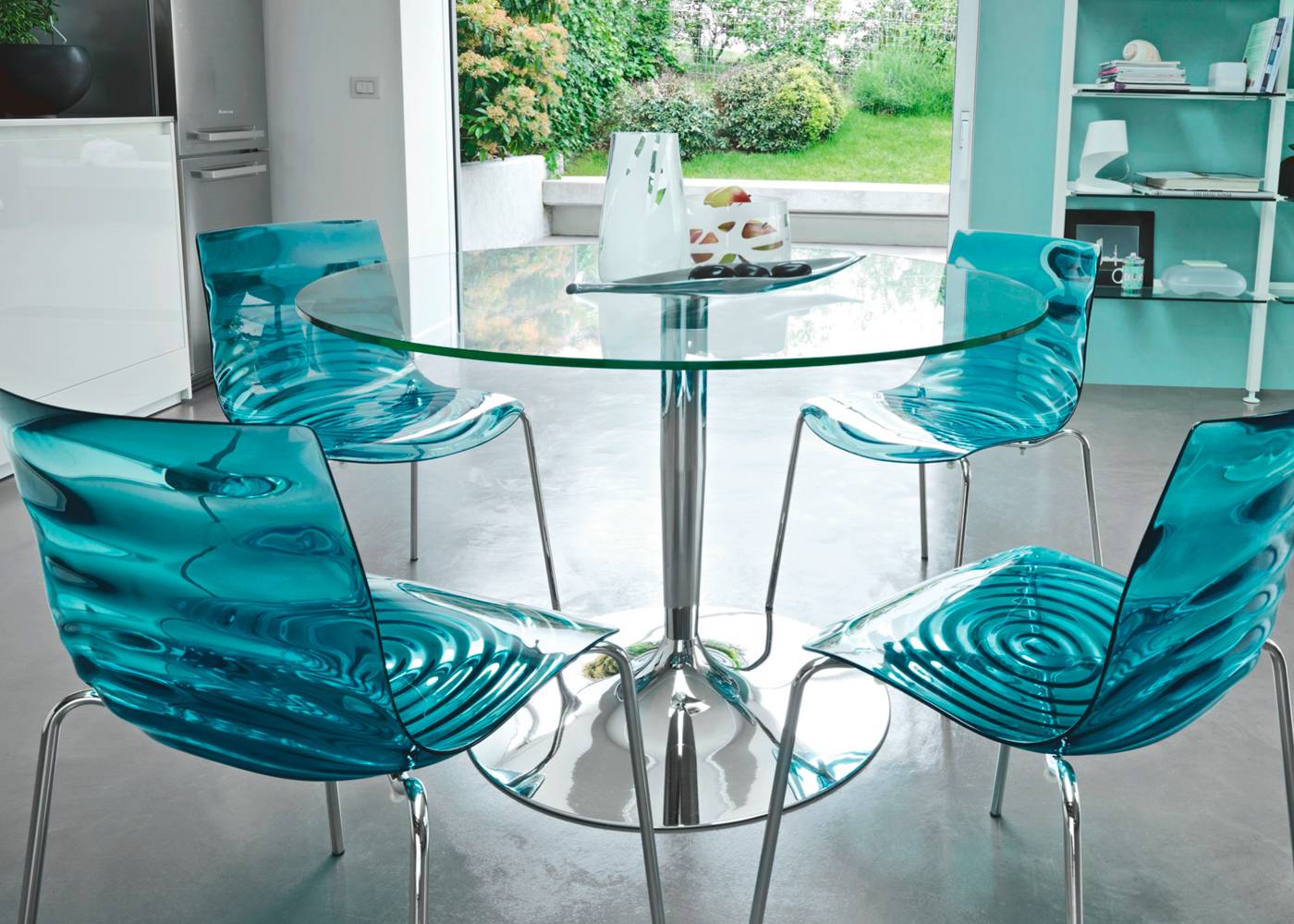 Кухонные столы со стеклом: матовый, раздвижной, зеркальный, описание