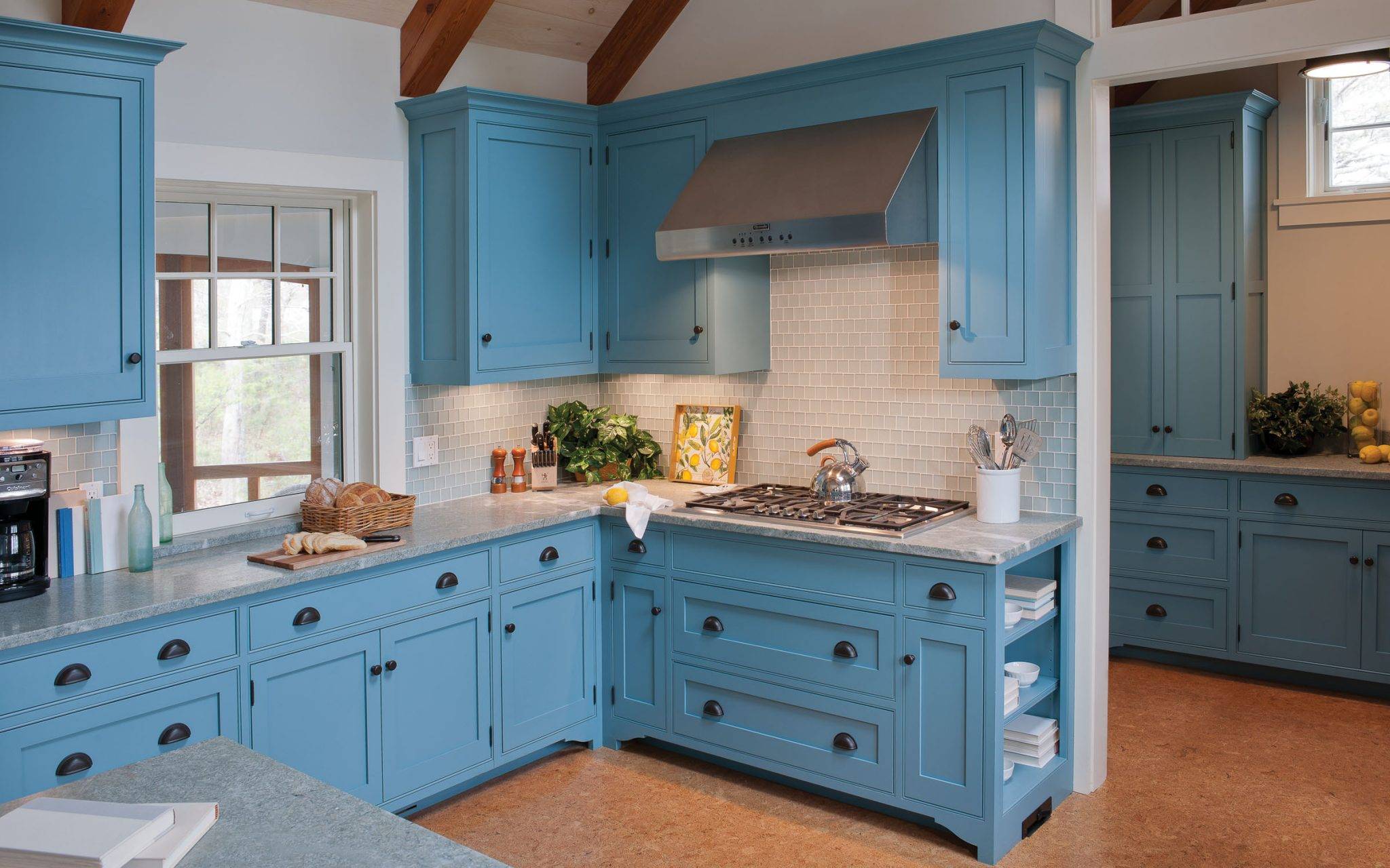 Голубая кухня с деревянной столешницей в интерьере, с фартуком в голубых тонах
 - 17 фото