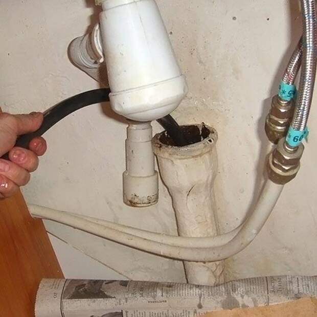 Как убрать запах из раковины на кухне: почему воняет из труб канализацией, как устранить и избавиться, что делать