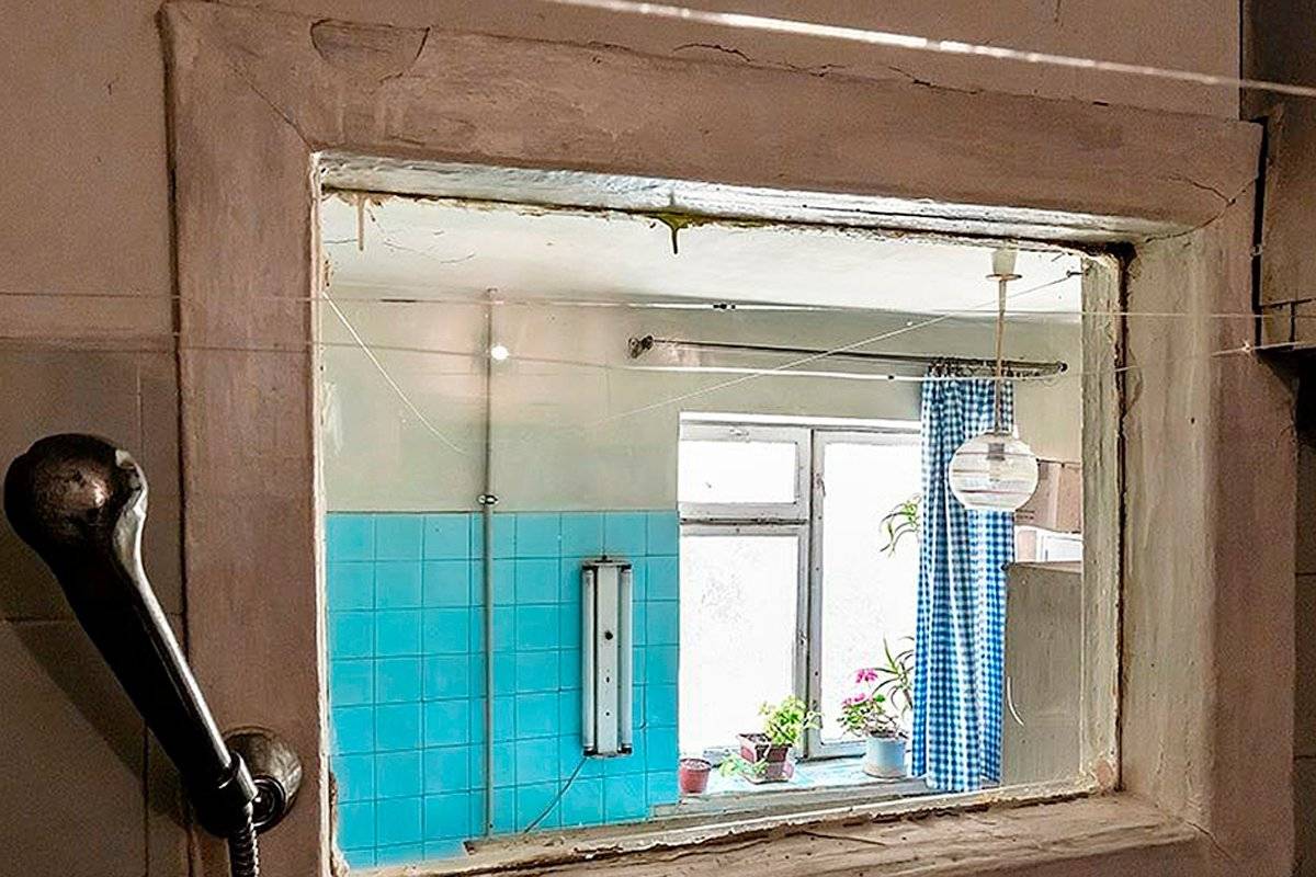 Как заделать окно между ванной и кухней