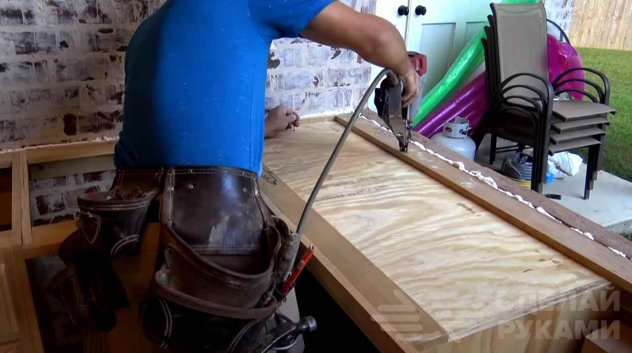 Как прикрепить столешницу на кухне к тумбе и столу +видео