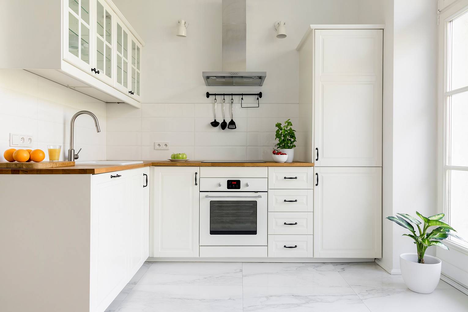 Белая кухня с деревянной столешницей: 50+ примеров сочетания