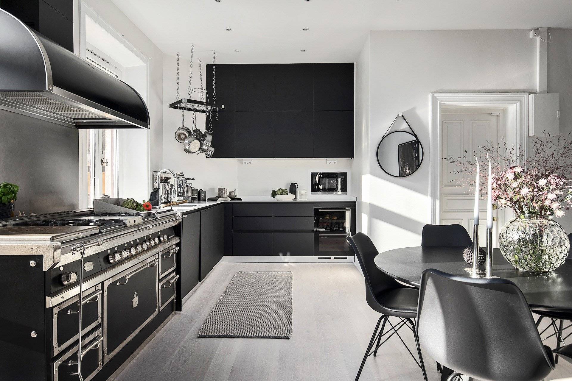 Красно-черные кухни — современное сочетание цвета в красивом интерьере + 76 фото