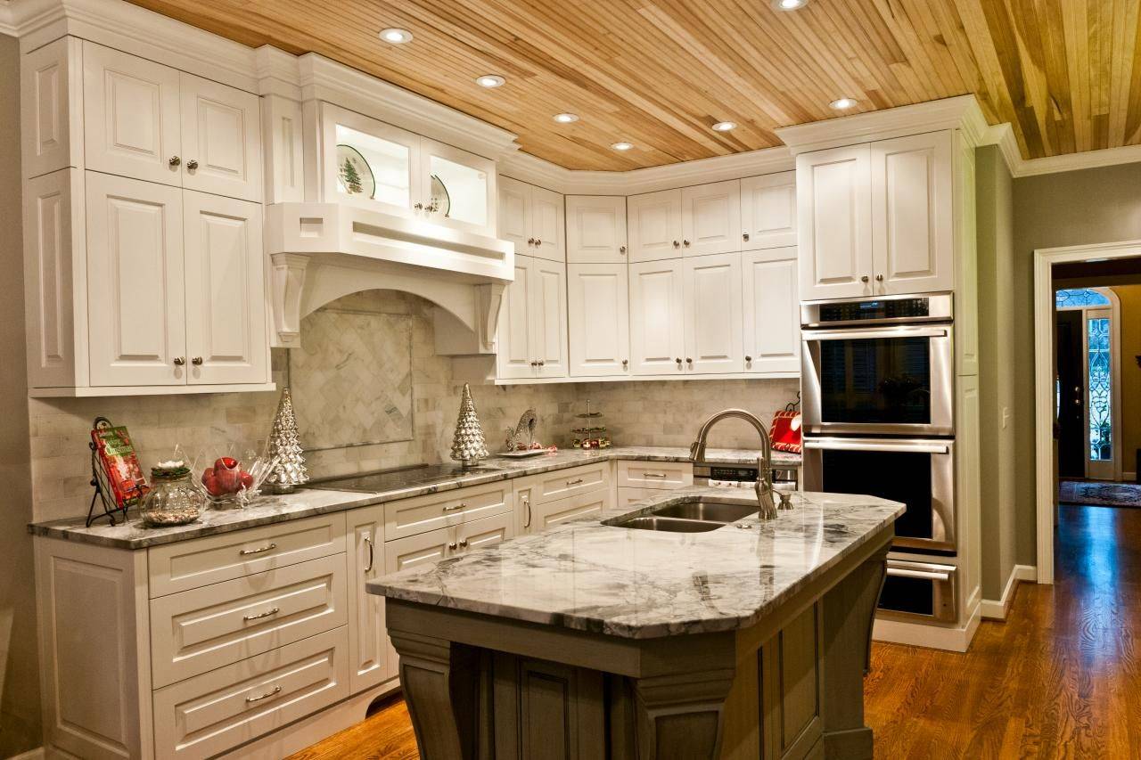Кухня деревянная ремонт. Отделка кухни деревом. Бело деревянная кухня. Отделка кухни в частном доме. Красивые деревянные кухни.