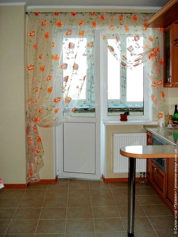 Современные шторы на кухню с балконной дверью: варианты дизайна 17 фото