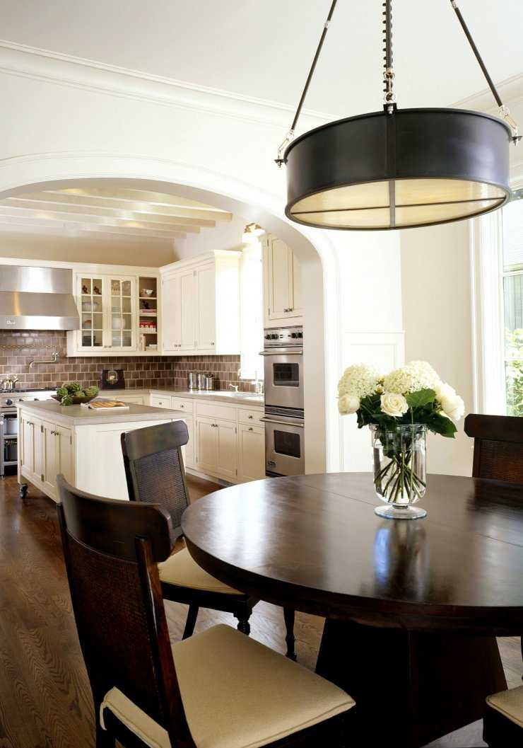 Круглый стол на кухню: уютные и практичные интерьерные решения для большой и маленькой кухни (170 фото)