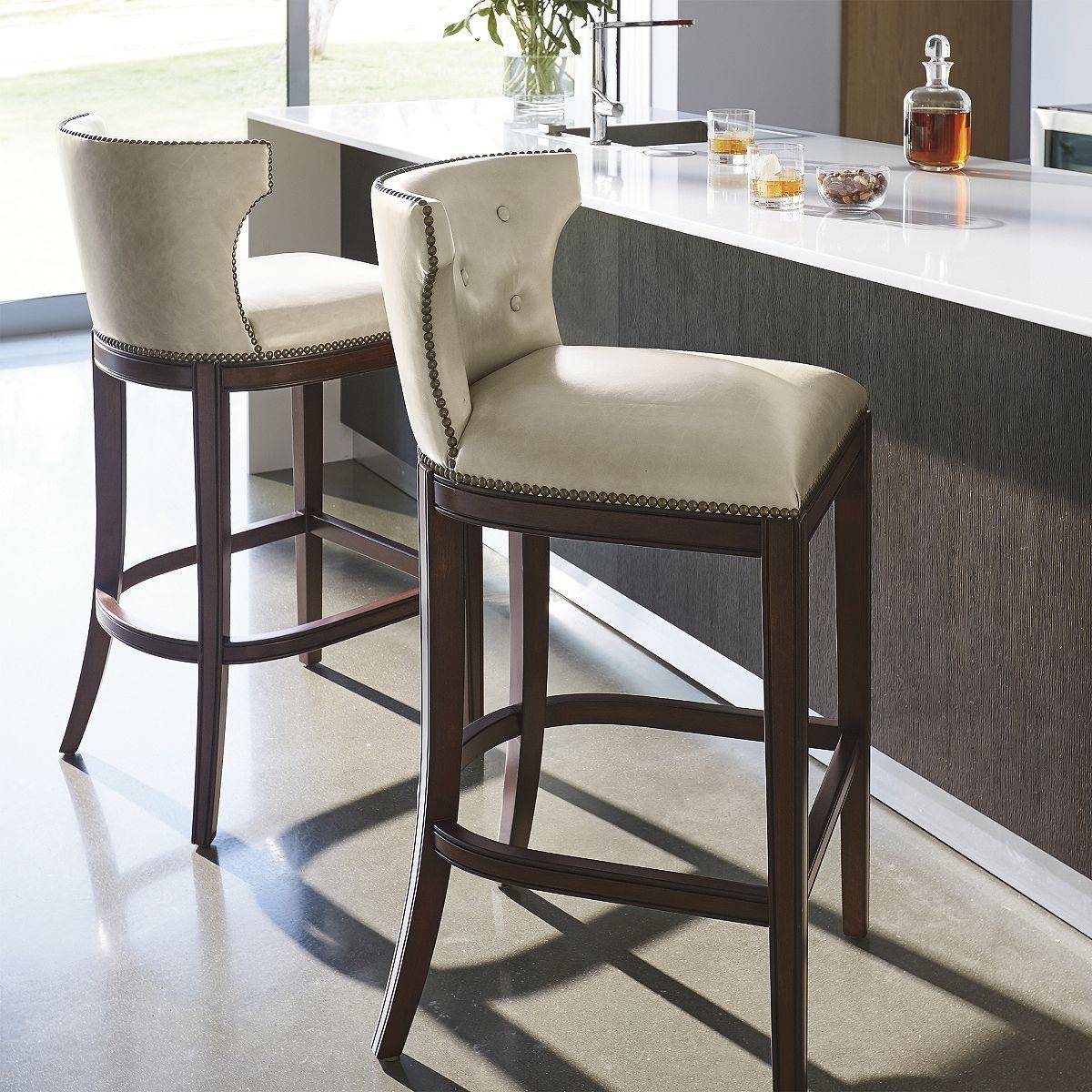 Шесть типов высоких кухонных стульев и самые стильные варианты
