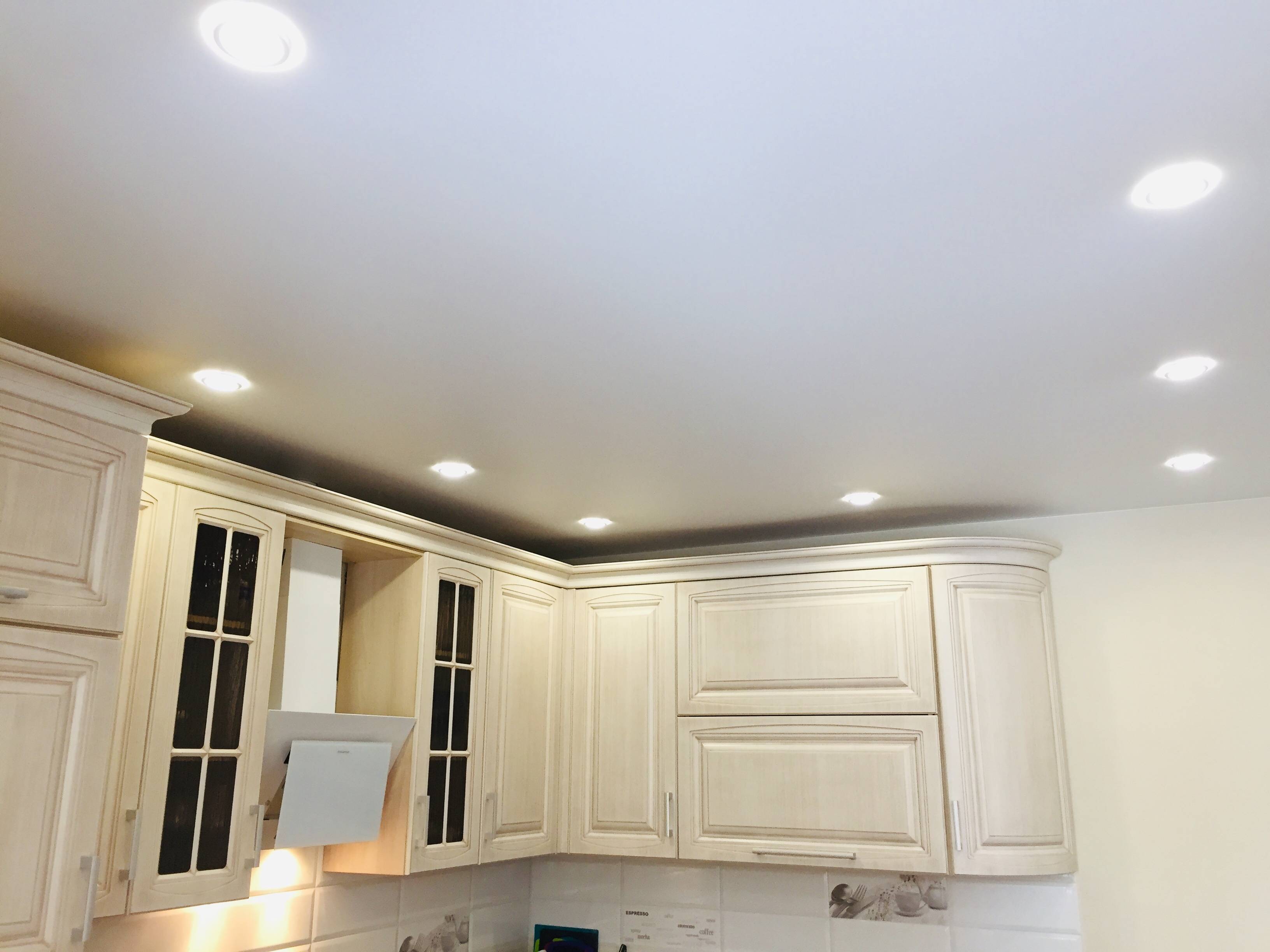 варианты расположения точечных светильников на потолке на кухне