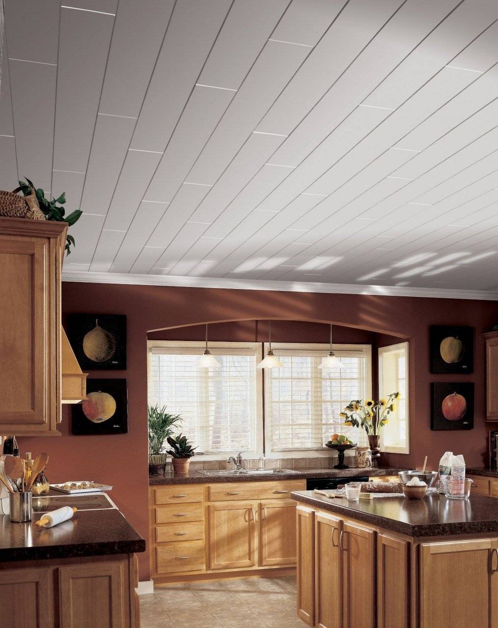 Особенности монтажа и дизайна потолка на кухне из пластиковых панелей: 50 фото и 1 видео